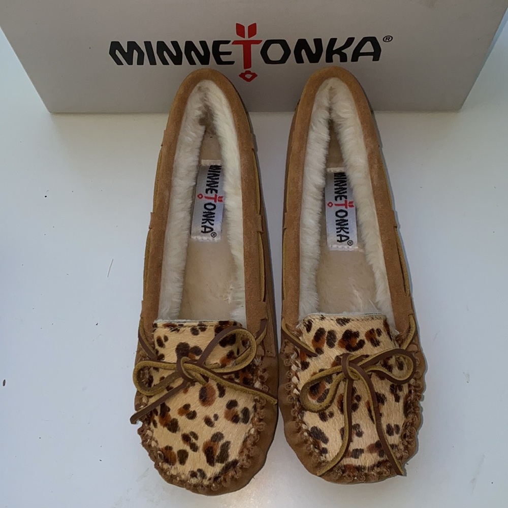 AUTH NIB Minnetonka Leopard Cally SlippersCINNAMON